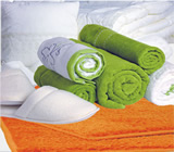Cama, mesa e banho em Alagoinhas